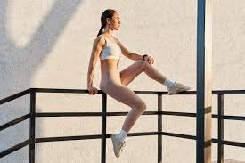 为什么打者在挥棒失利后会习惯性调整头盔位置以重置专注力